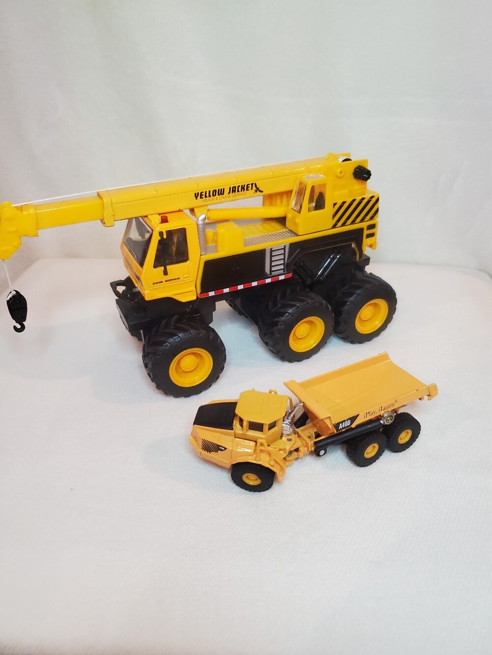 Maisto Yellow Jacket Truck/Crane and service truck